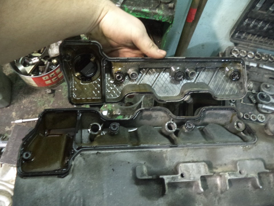 Замена прокладок крышки клапанов - Mercedes-Benz E-class (W212), 1,8 л, 2010 год