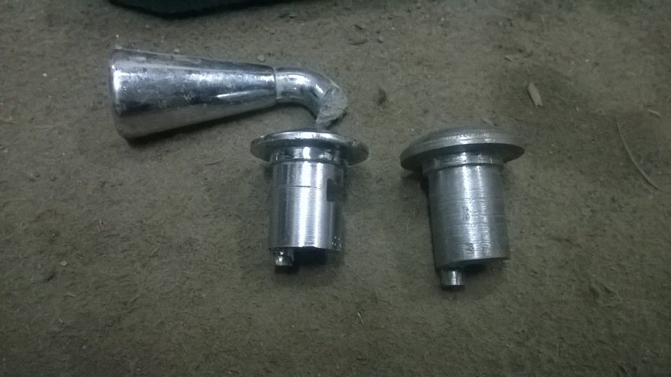 Как то зимой отломал ручку редуктора лебедки (слева). Она еще и внизу треснула. Товарищи выточили надежную (справа). Надо подогнать и нормальную ручку приварить — Suzuki Escudo (1G)