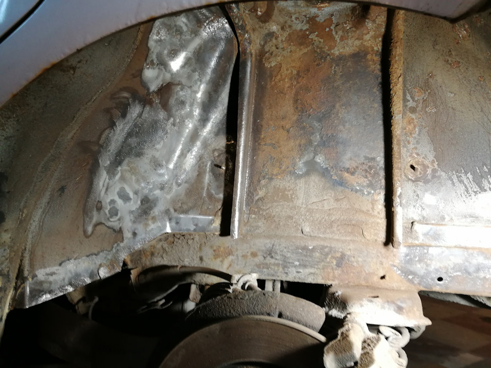 Задняя арка, в процессе зачистки, было все рыжие — Ford Focus Sedan II