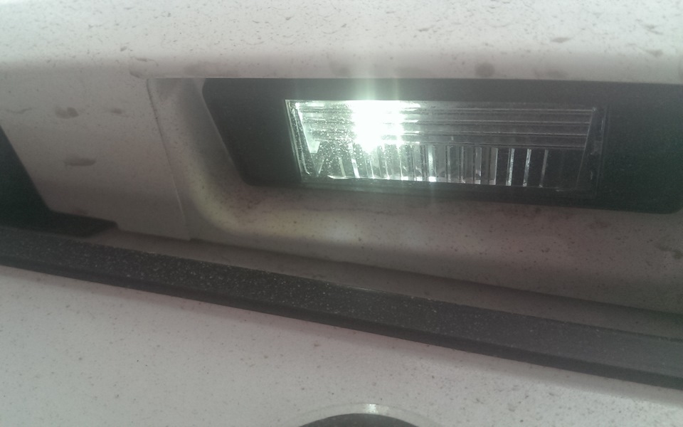 замена лампочек в подсветке номера — Nissan Qashqai (1G), 2 л, 2013 ...