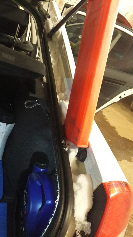 Вид с другой стороны, снег в отводящем канале — Skoda Octavia A5 Mk2