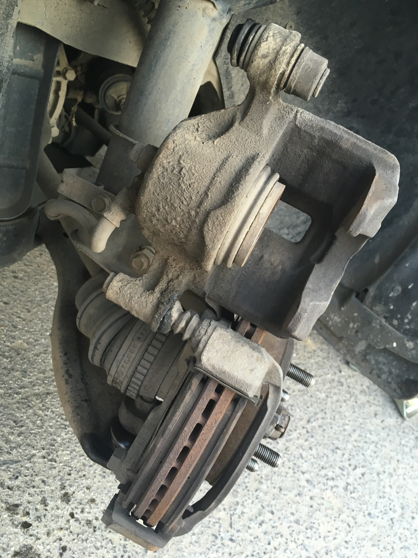 Меняем передние колодочки — Hyundai Accent (2G), 1,5 л, 2005 года ...