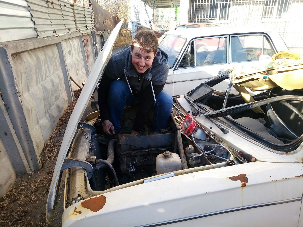 Парень на жигулях. Владелец жигулей. Жигули энгельс хозяин. Ваз 2105 жигули 2022. Владелец жигулей.