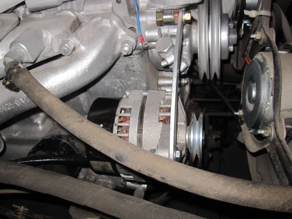 Натяжитель ремня генератора уаз 409 буханка ремень. Ремень генератора уаз хантер 409. Планка генератора газ-2410. Натяжитель генератора уаз. Opel vectra a планка генератора регировчни.