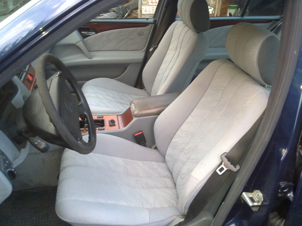 собранный салон — Mercedes-Benz E-Class (W210), 2,2 л, 1997 года ...