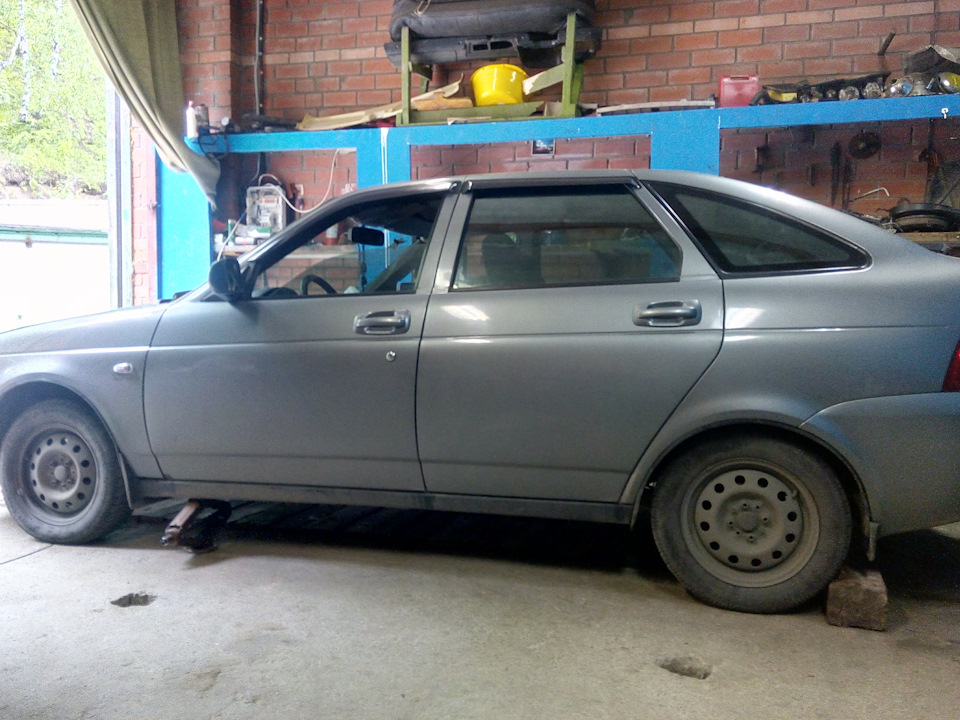 Потекла стойка…и не удержался) — Lada Приора хэтчбек, 1,6 л, 2012 года ...