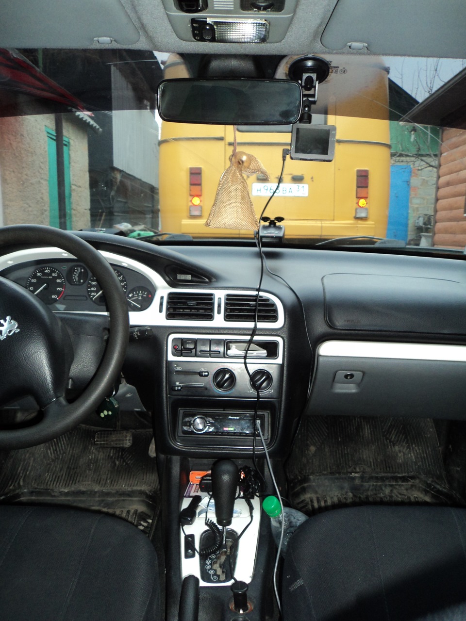 Правильное подключение видеорегистратора и радар-детектора к плафону ...