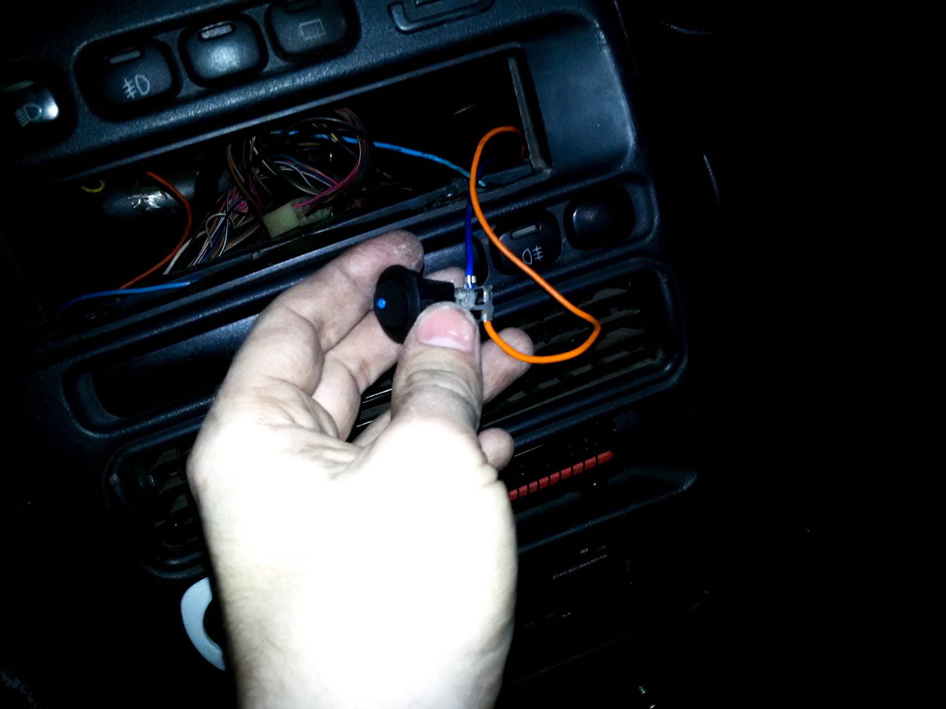 Магнитола через кнопку ваз. Кнопка на магнитолу 2114. Схема подключения магнитолы через кнопку ваз 2115. Магнитола через кнопку приора. Концевик магнитолы пионер.