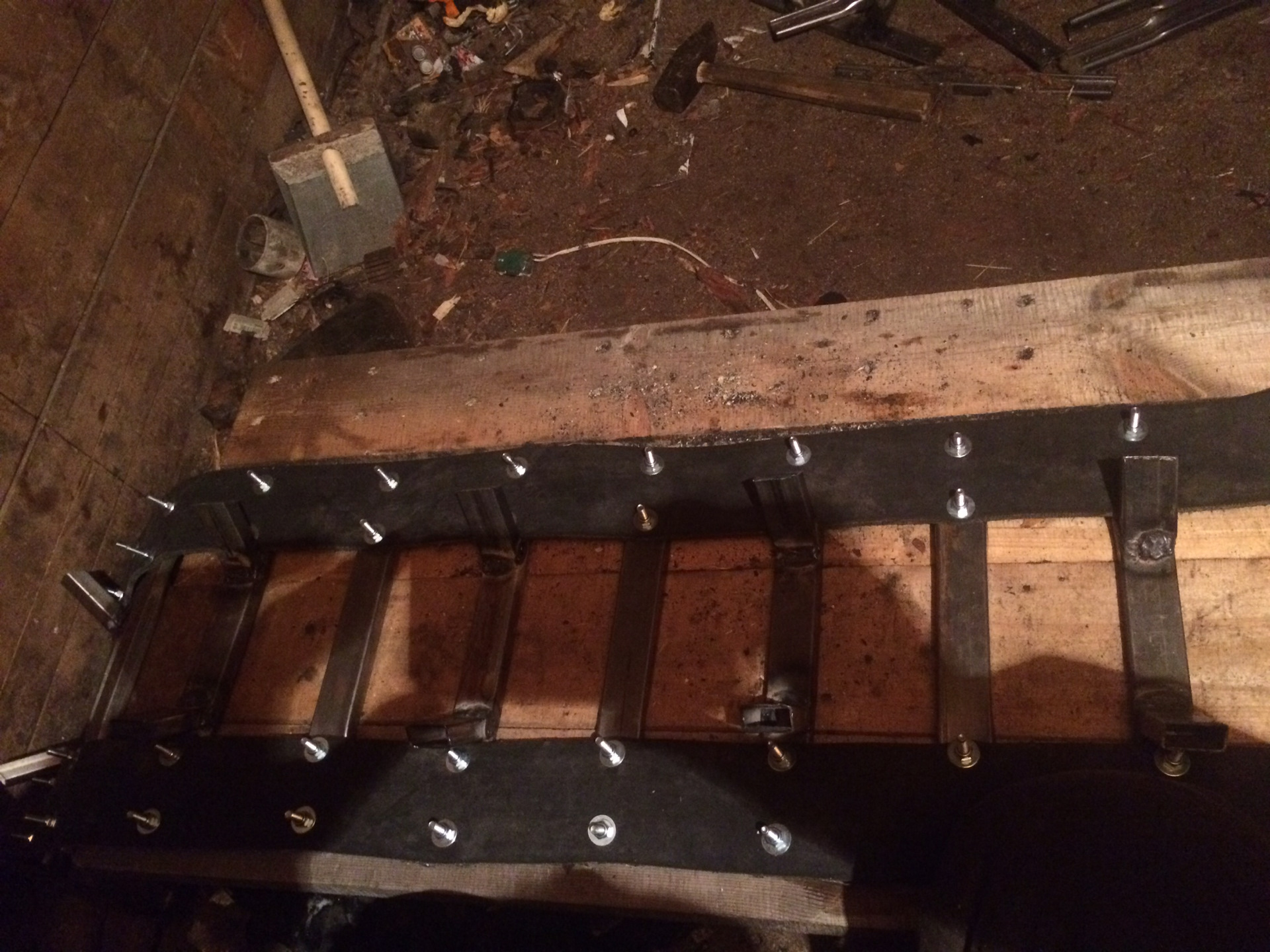 гусеница из транспортерной ленты для снегохода. гусеничный вездеход мгп 522 уралвагонзавод. гусеница из конвейерной ленты. мксм 800 гусеницы. гусеница из транспортерной ленты.