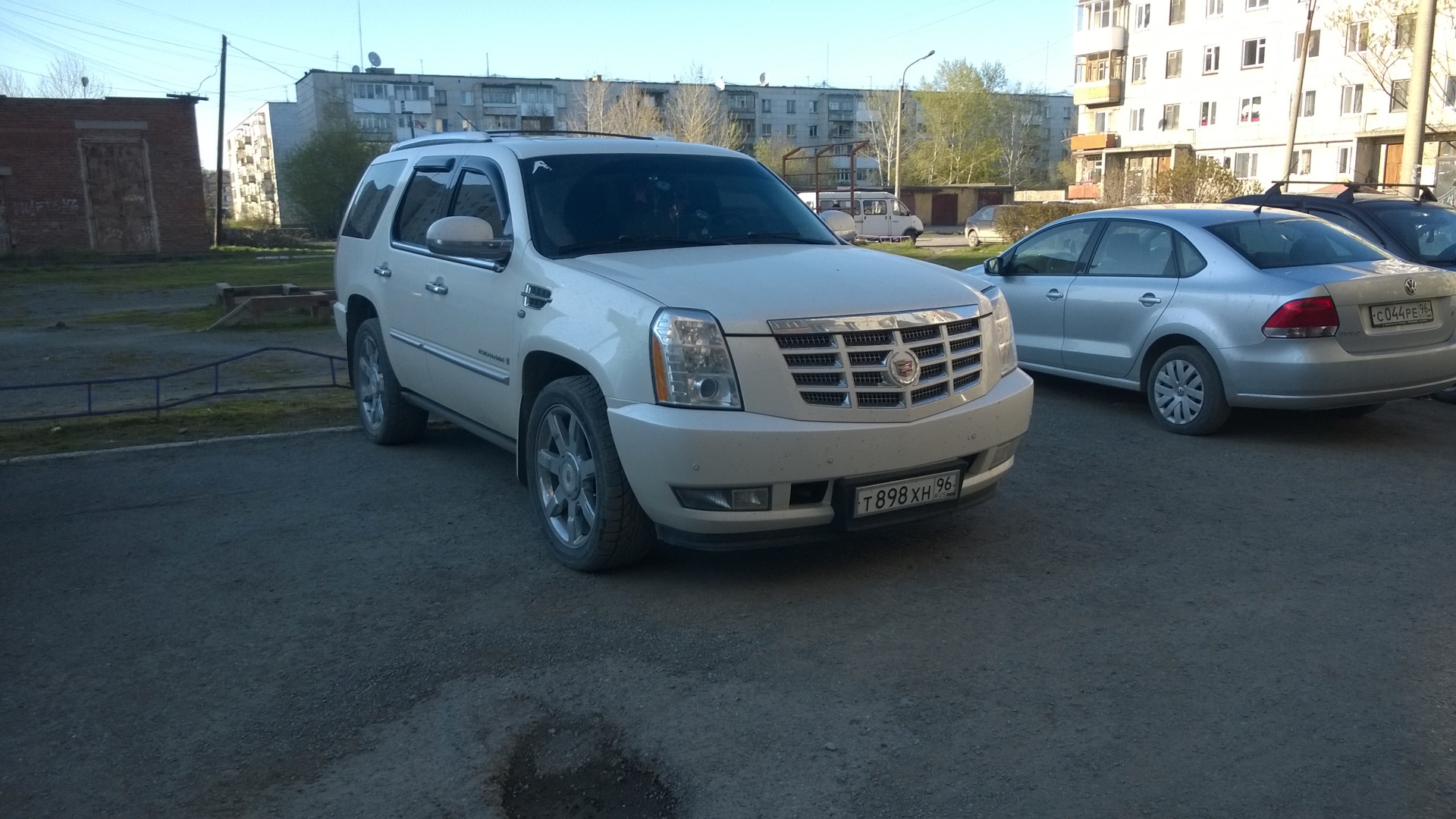 Cadillac Escalade (3G) 6.2 бензиновый 2009 | {Белый лебедь}™ на DRIVE2