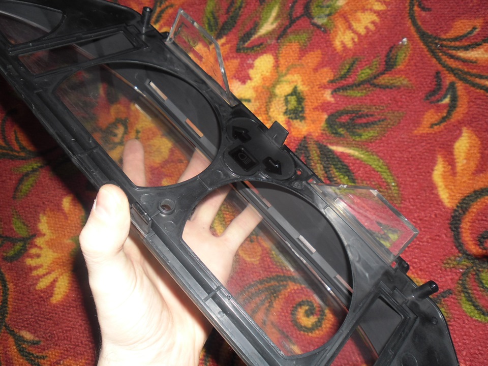 Люди подскажите кто разбирал приборку как снять прозрачный пластик на ...