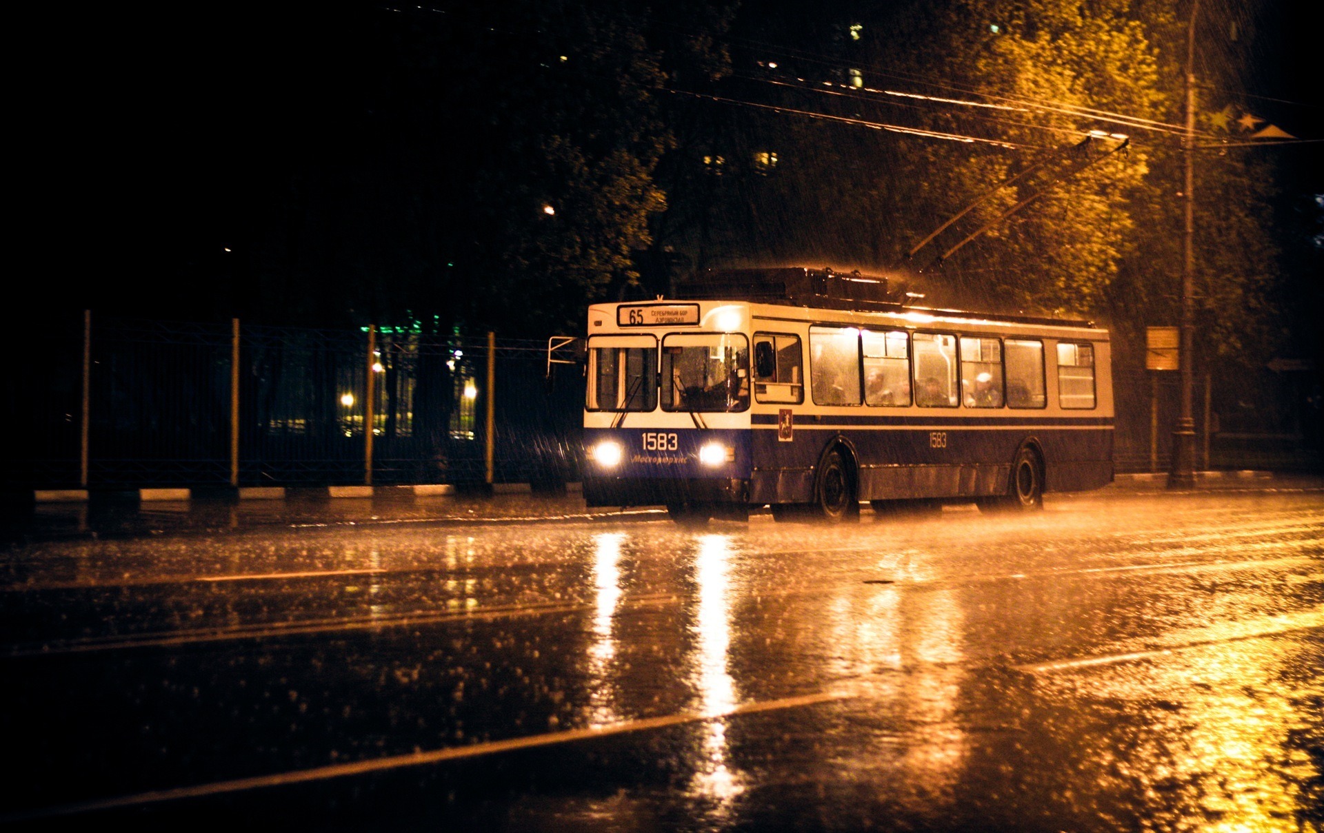 Троллейбус на восток. Ночной троллейбус. Автобус ночью. Троллейбус вечером. Троллейбус зимой ночью.