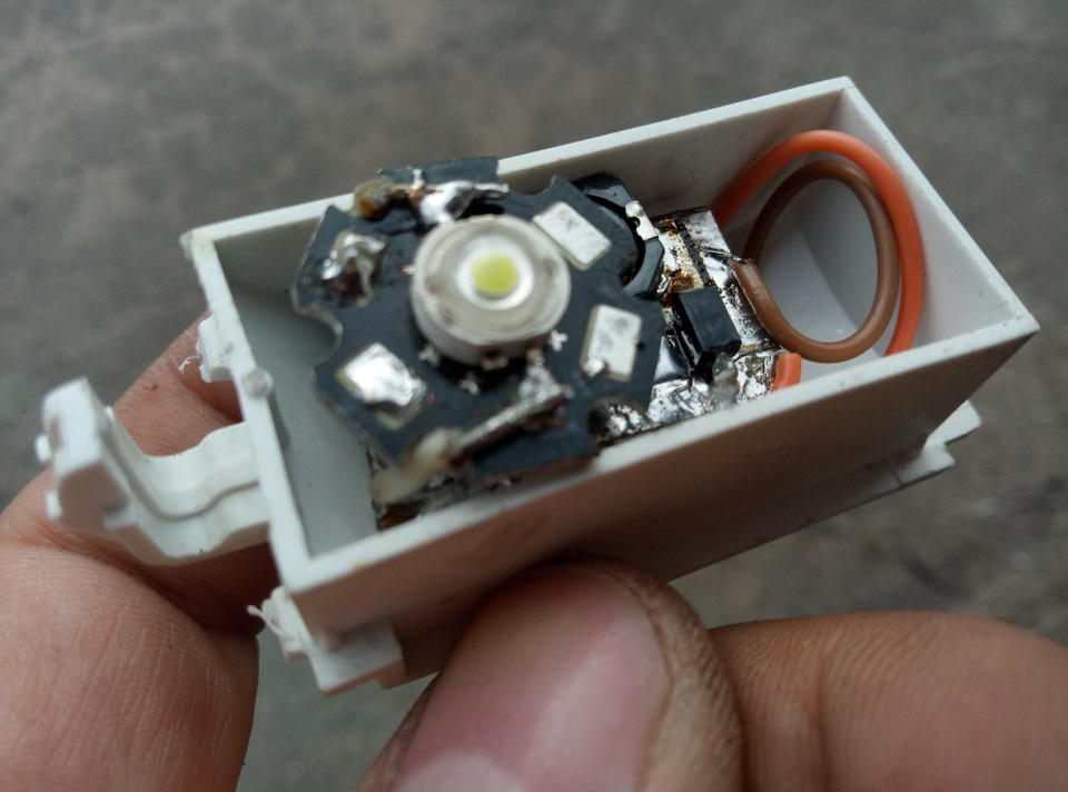 Баловство или как поменять лампочку на светодиод в багажнике. — DRIVE2