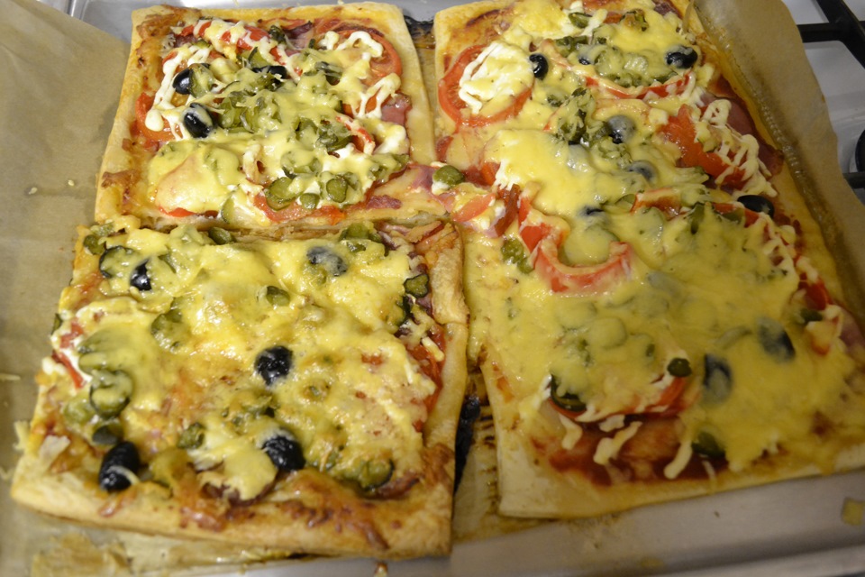Пица на слоеном тесте в духовке рецепт с фото пошагово в домашних условиях