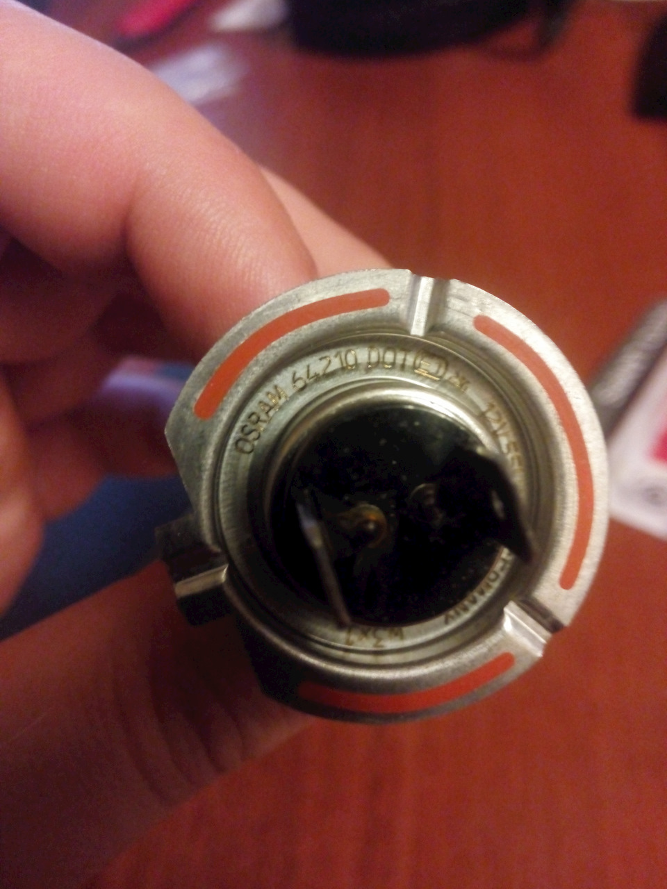 Почему перегорает лампочка ближнего света. Перегоревшая галогеновая лампа. Лампочки габаритов на mini cooper r50. Лампы ближнего света на шевроле эпика. Почему перегорает лампочка ближнего света.