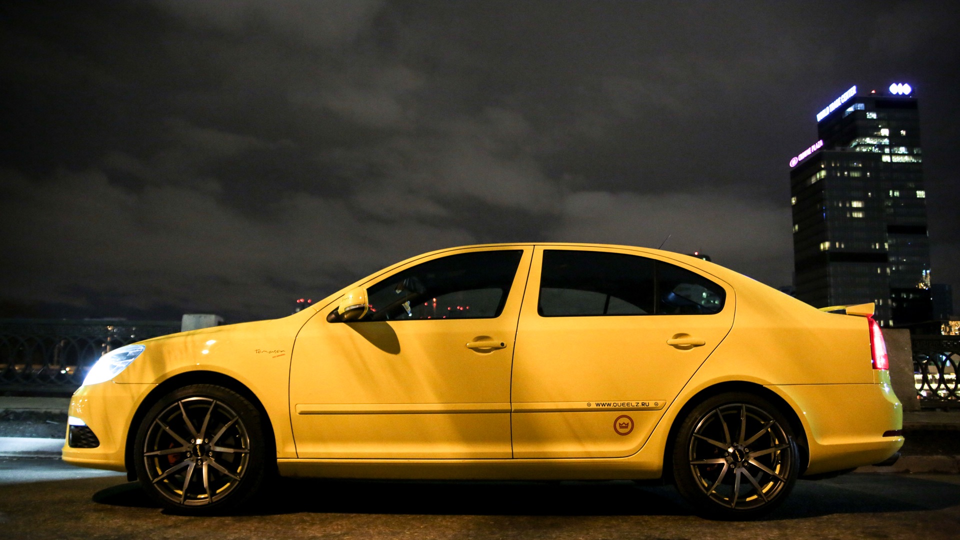 Поставь желтый. Skoda RS Yellow. Драйв 2 Октавия РС желтая. Шкода Октавия РС желто черная 21 года. Шкода Октавия а5 желтые габариты.