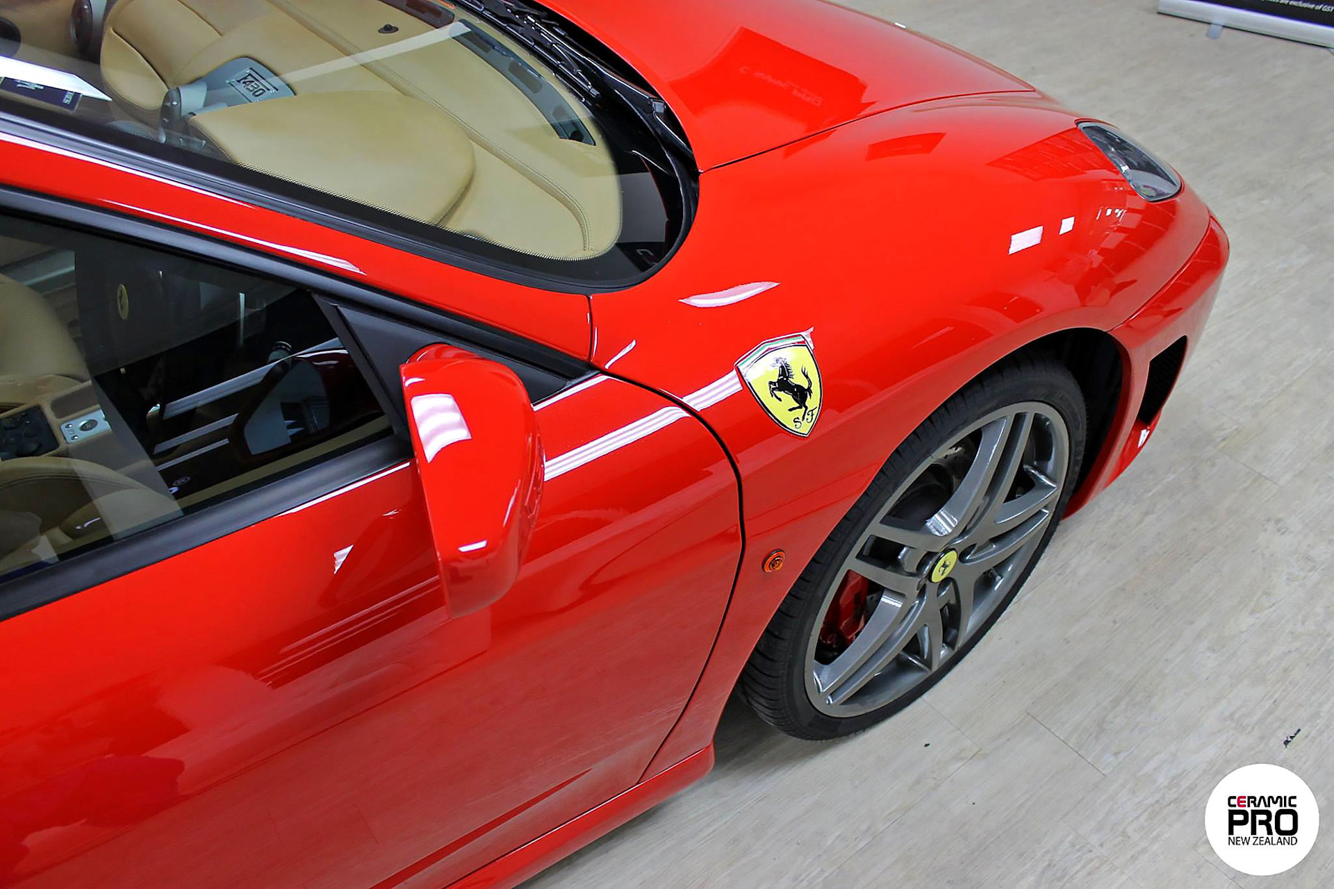 Алый цвет автомобиля Ferrari F430 засиял после защиты Ceramic Pro.