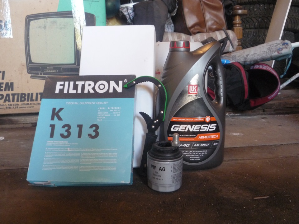 набор ТО — Volkswagen Polo Sedan. Запчасти на фото: APISNCF