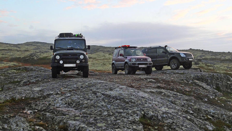 Вся шайка у обрыва — Suzuki Jimny (1G)