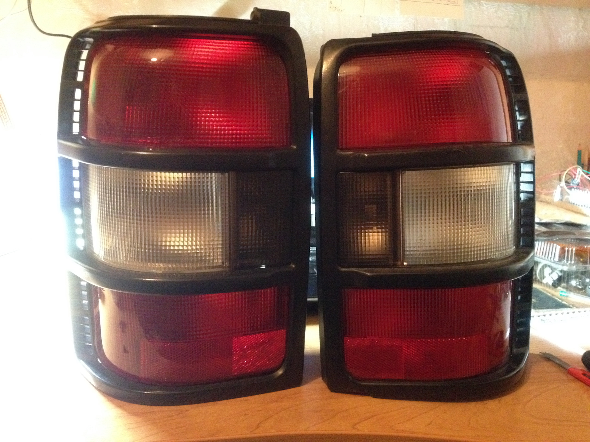 задние фонари митсубиси паджеро 2