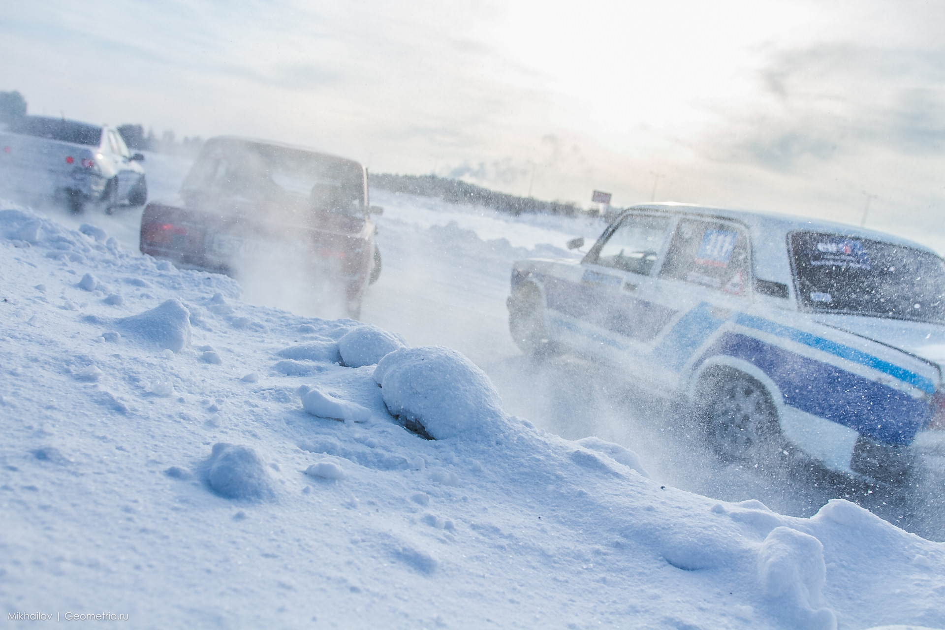 машина в сугробе. обложки пластинок машина времени. автомобили зимой японские. машина под снегом. машина на снежной дороге.