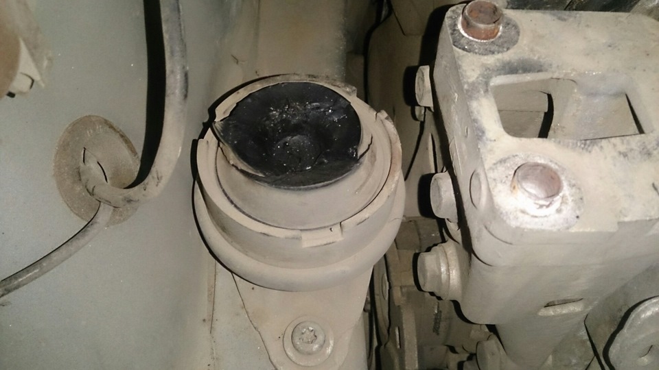 Замена нижней подушки двигателя — Peugeot 407, 2 л, 2006 года | своими ...