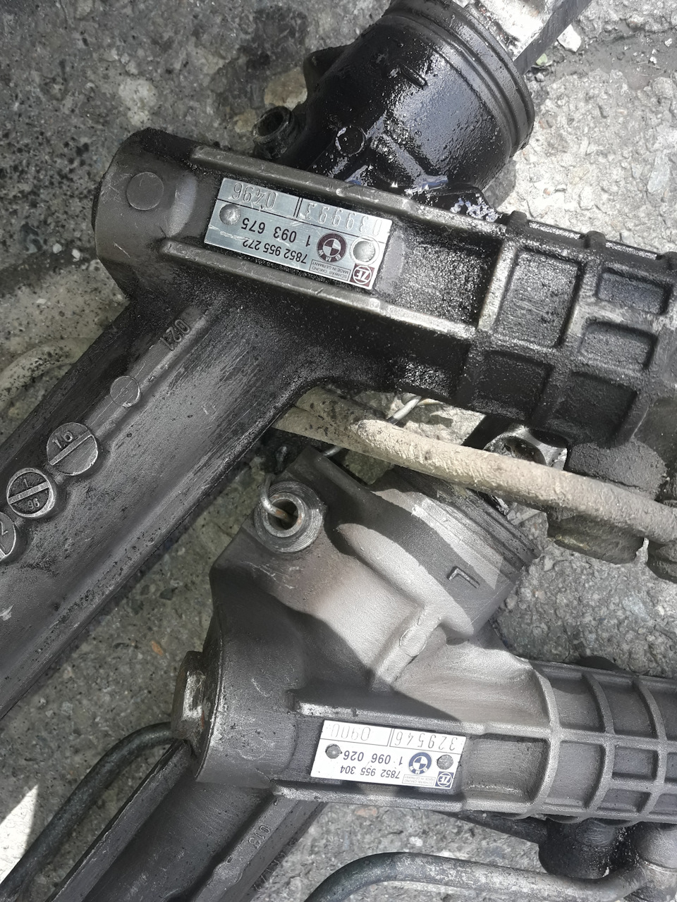 Номера реек — BMW 5 series (E39). Запчасти на фото: 7852955304, 7852955272, 1093675