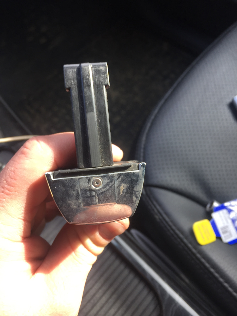 Для разбора надо открутить один винт с торца ручки. Далее она половинится. — KIA Sorento (2G)