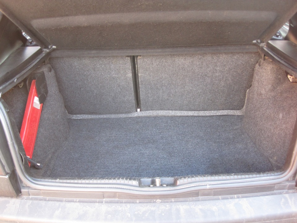 Очечник, буксировочная петля и полный порядок в багажнике — Volkswagen Golf  Mk3, 1,6 л, 1996 года, аксессуары