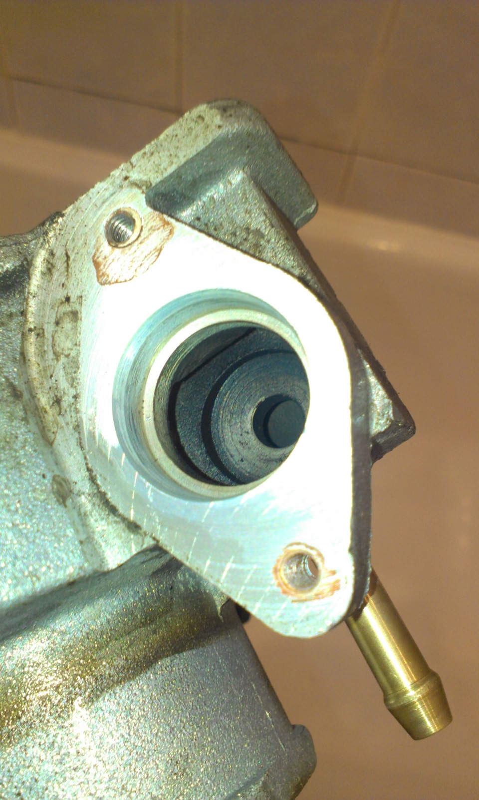 Чистка дросселя на Приоре — Lada Приора хэтчбек, 1,6 л, 2010 года ...