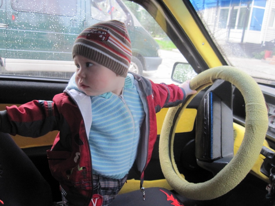 Включи дети и водители. Ребенок за рулем. Малыш за рулем прикольный. Маленький таксист. Маленький водитель.