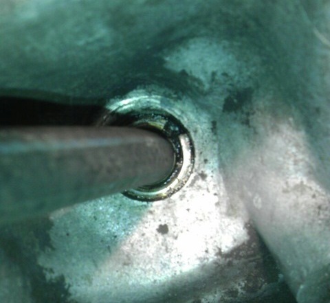 Как выкрутить ввертыш. Ввёртыш головки иж юпитер. Экстрактор для выкручивания свечей зажигания. Ремонтная втулка для свечных колодцев для уаз. Ввертыш в гбц под болт.