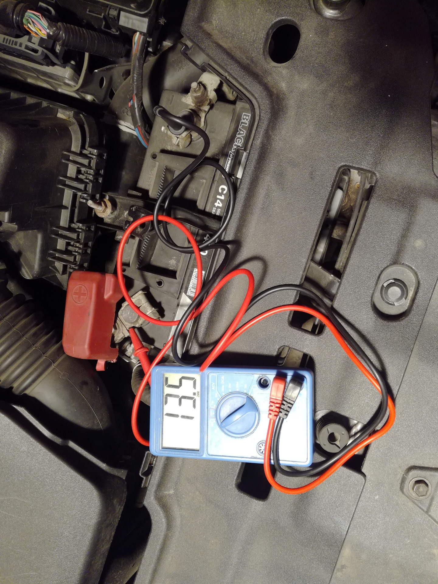 Бортовое напряжение автомобиля. 7. Датчик абсолютного давления тойота королла 100. Напряжение на акб 10. Замерить ток утечки аккумулятора автомобиля.