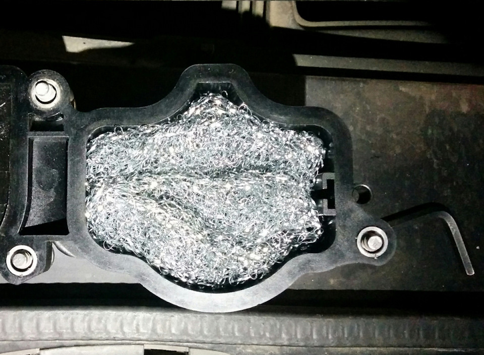 вот сюда (фото взято у человека с ником Пресловутый, за что ему спасибо) — BMW 5 series (E60)