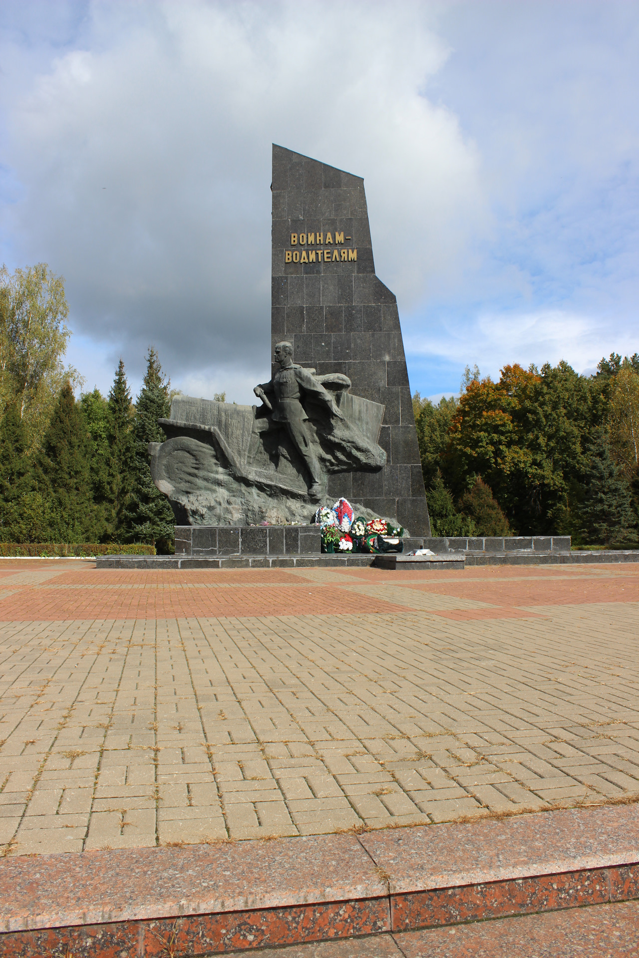 Памятник воинам водителям в брянске фото