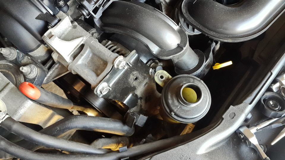 Откручиваем бочек и высасываем старую жидкость. Так же отсоединяем шланг из пластикового хомута, он только мешается при снятие бочка. — Volvo C30