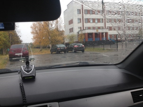 Как-то морозным утром поставил автозавод с обдувом на лобовое, и ситуация стала печальнее, когда стекло лопнуло по всей ее длине (сам протупил) — Chevrolet Lacetti Sedan