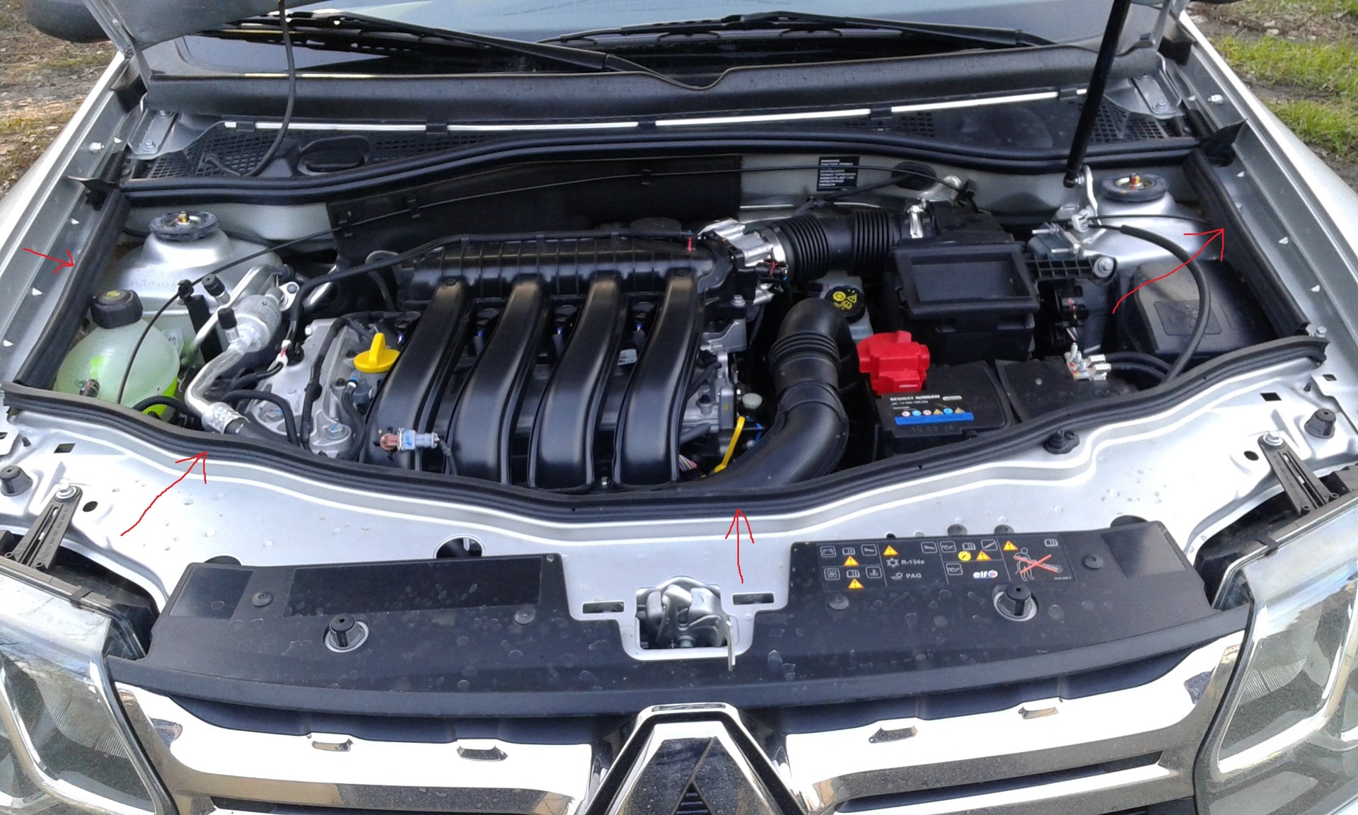 Рено дастер с двигателем 2.0 л. Подкапотка Рено Дастер 2.0. Renault Duster подкапотное пространство. Renault Duster 2013 подкапотное пространство. Дастер 2017 подкапотное.