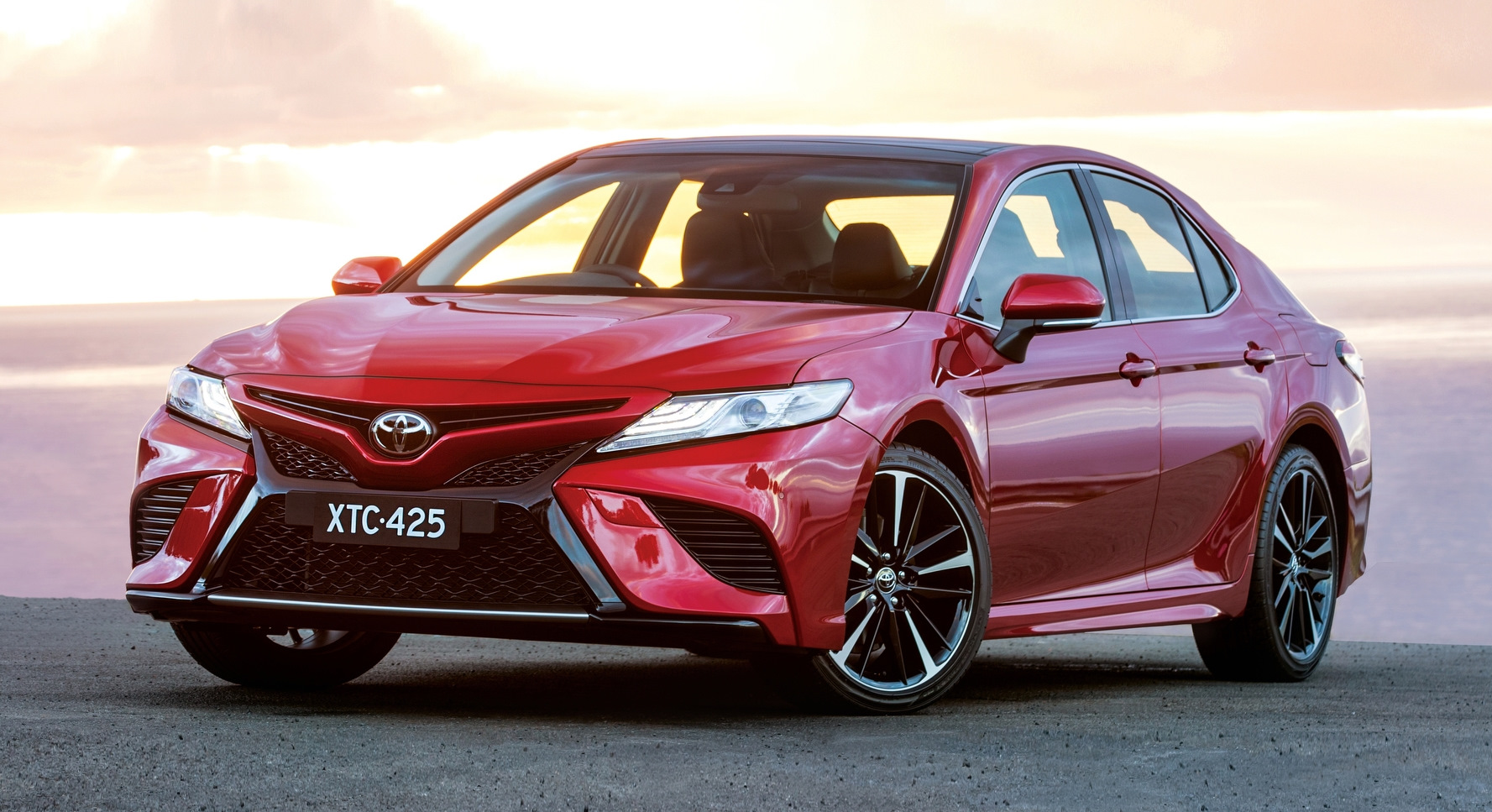 Toyota Camry 2018 красный салон