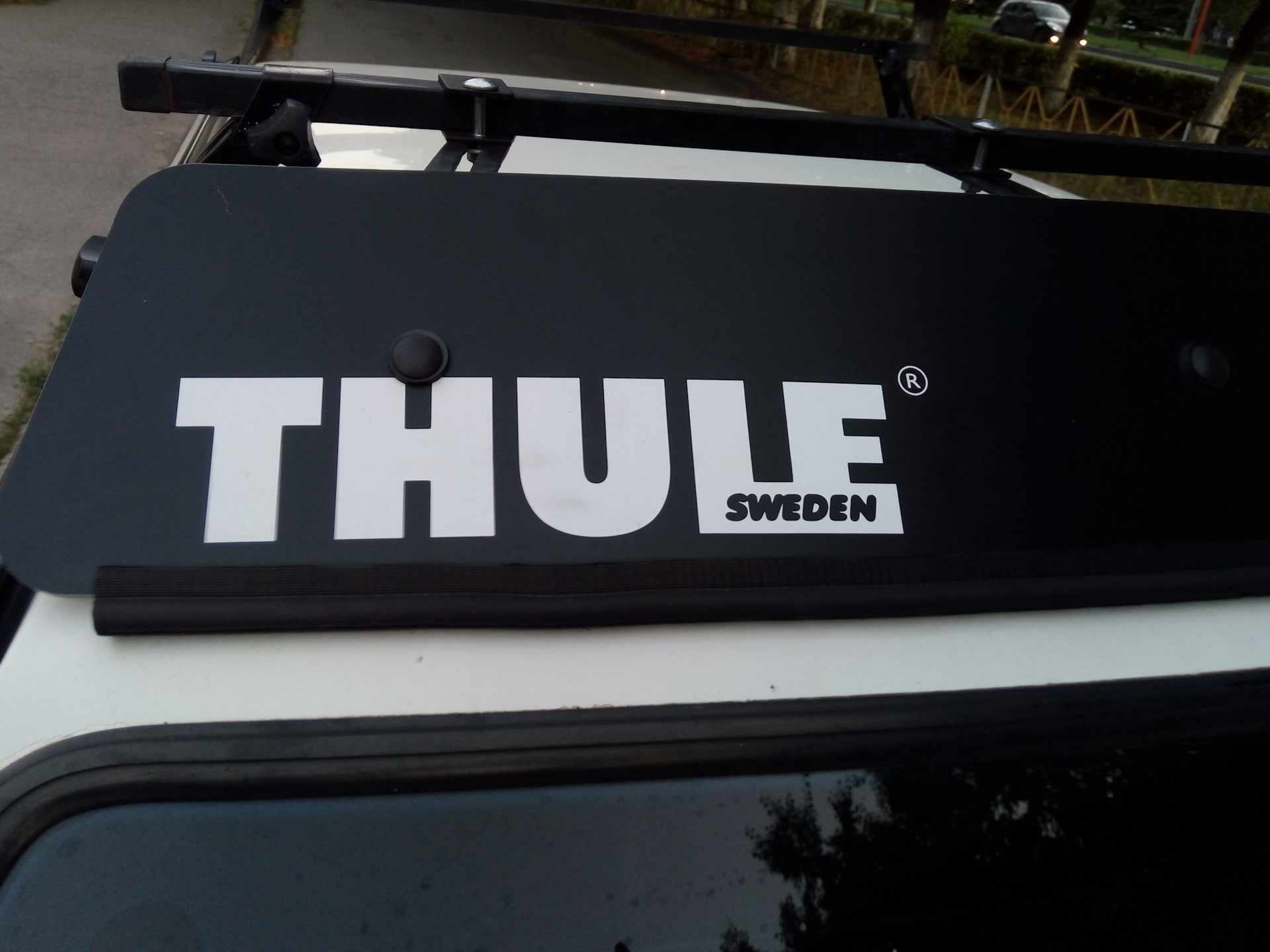 Наклейка на крышу. Thule Sweden наклейка багажник. Рамка номера Thule 750. Наклейка Thule на фейринг. Наклейки на автобокс Thule Polar 500.