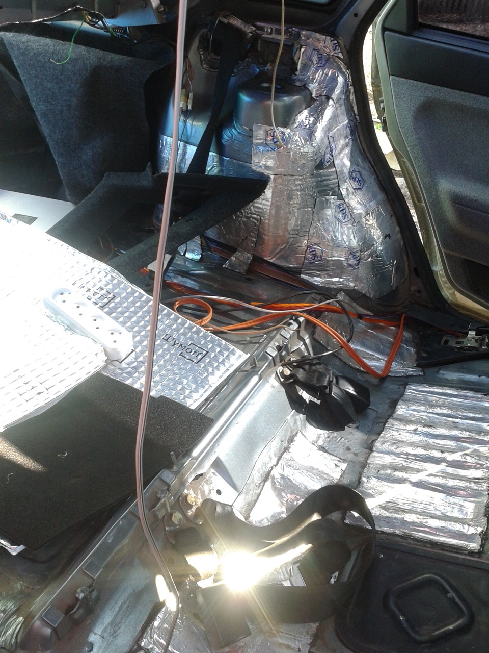 Задние амортизаторы Астон & Шумофф багажника — Lada 21104, 1,6 л, 2007 ...