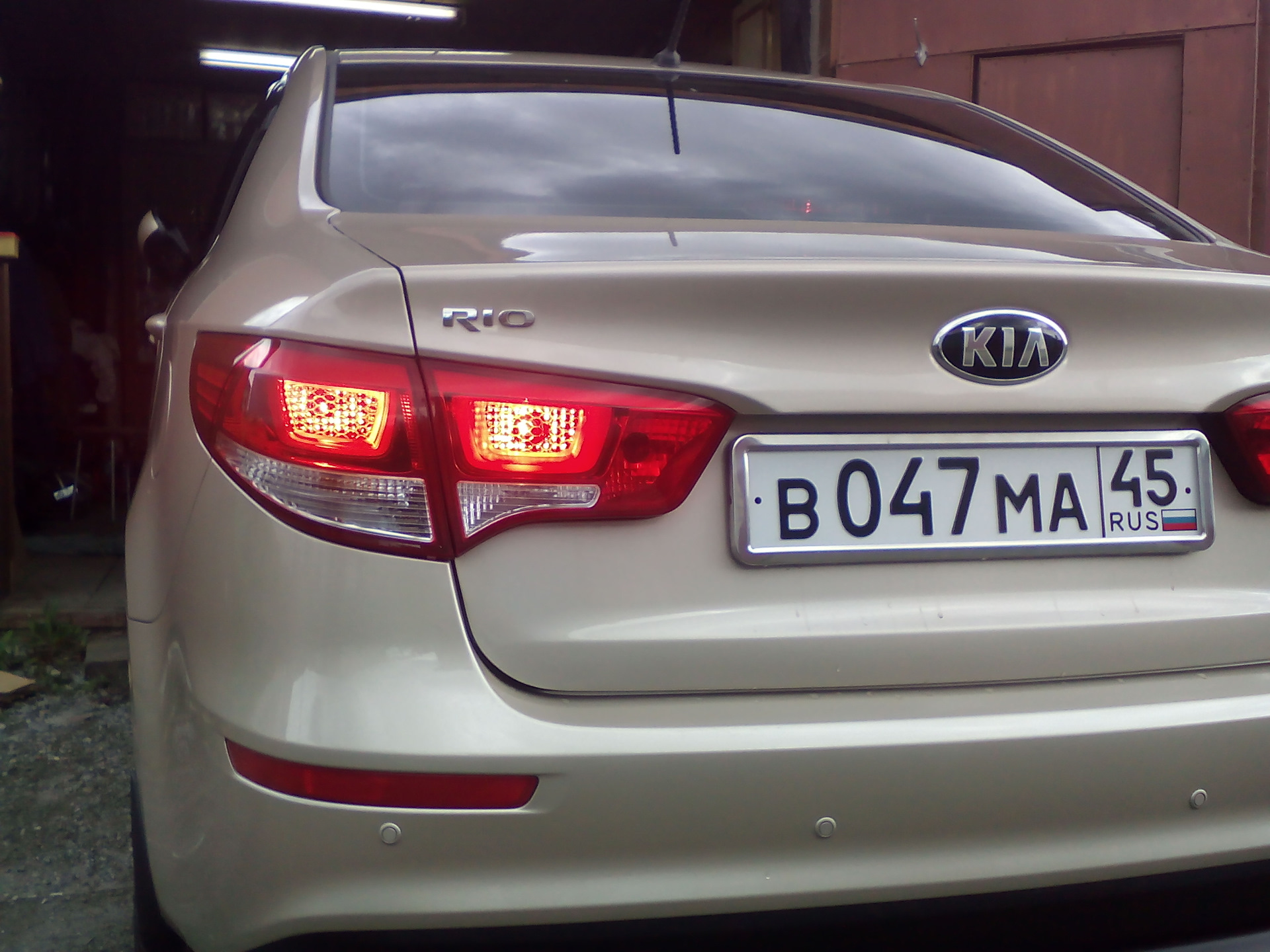 Буква рио. Kia Rio 4 шильдик на крышку багажника. Kia Rio стоп крышки багажника. Rio шильдик. Надпись Рио на багажнике.