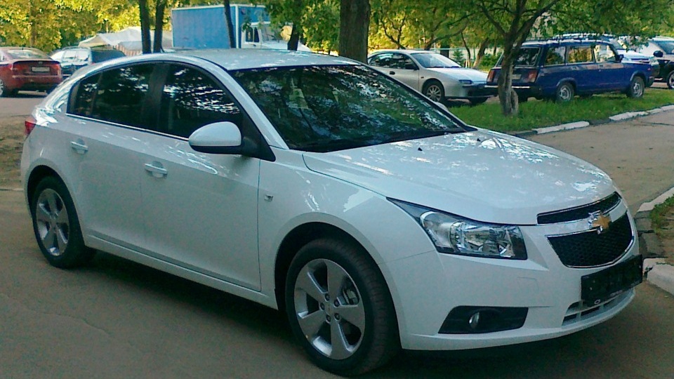 Chevrolet Cruze хэтчбек с девушкой