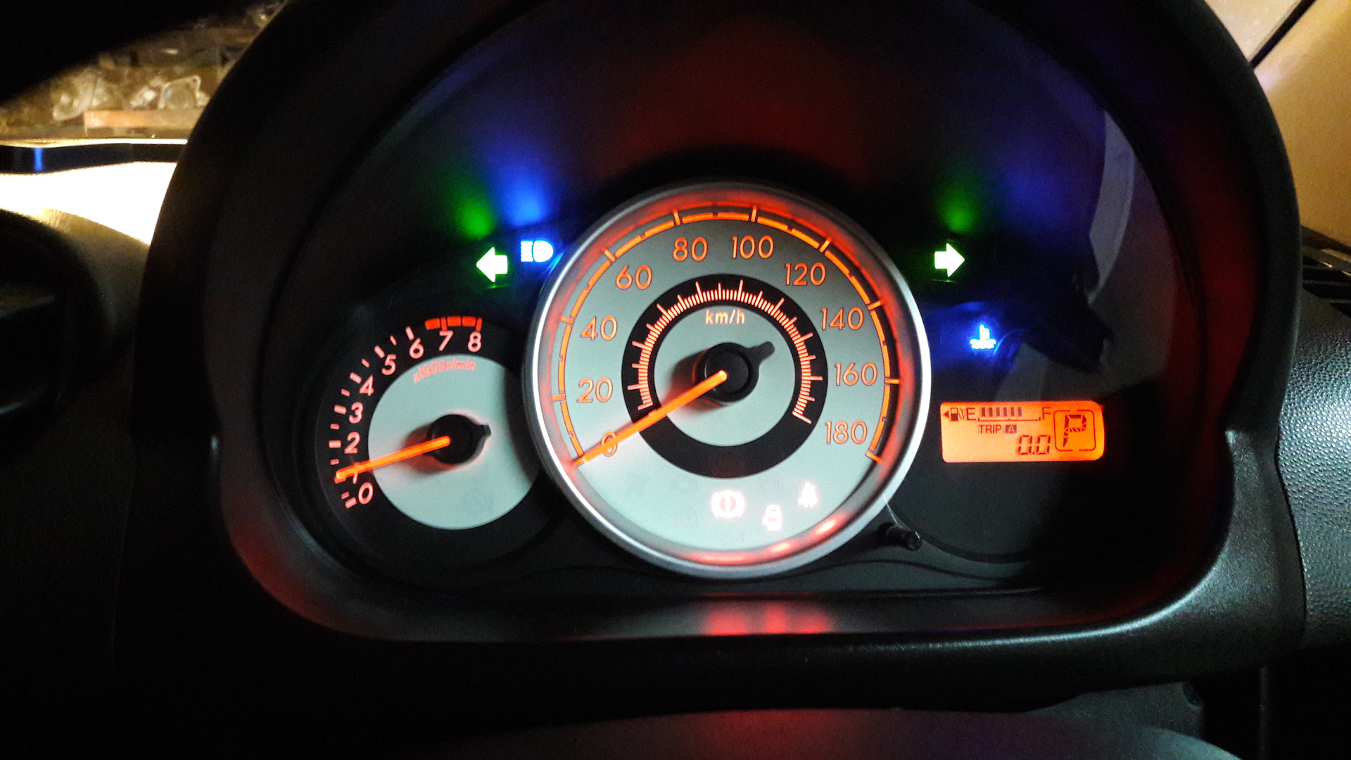 Мазда демио тахометр. Мазда демио тахометр. Мазда демио тахометр. Mazda demio 2000 значок генератора на панели. Мазда демио тахометр.