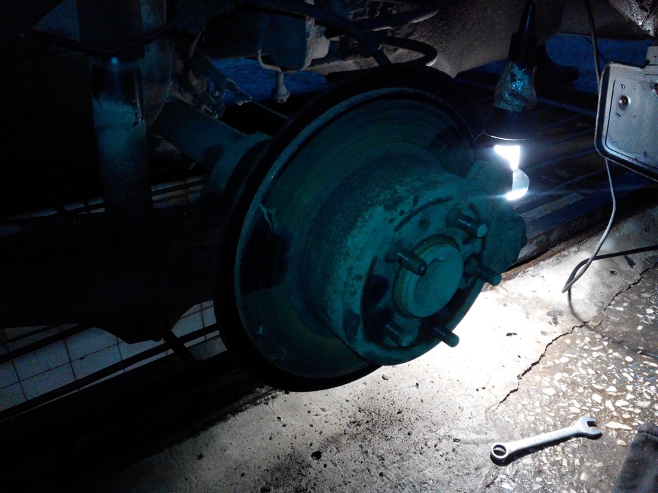 Подклинивали колодки на заднем левом колесе — Volvo 740, 2,3 л, 1992 ...