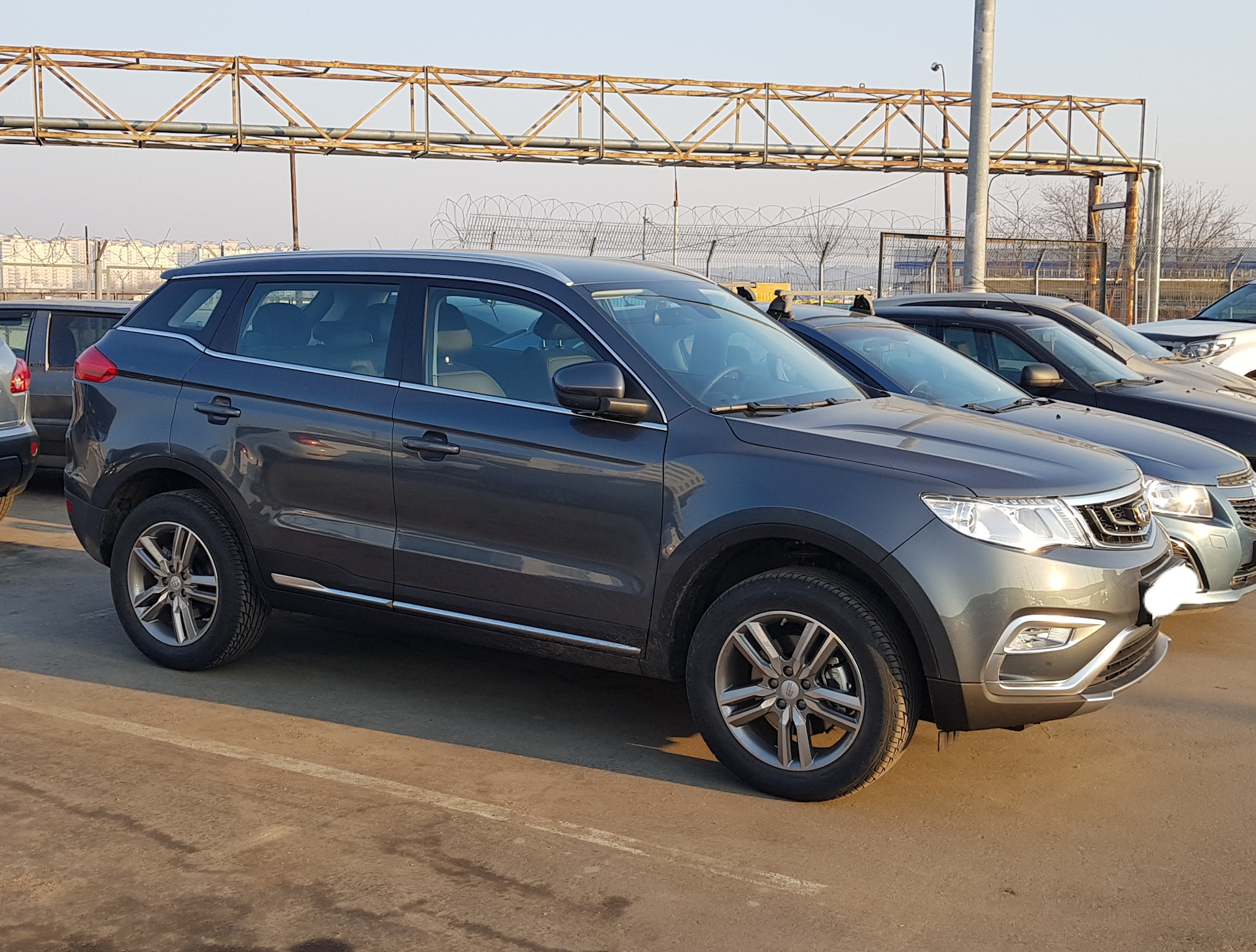 Отзывы о джили атлас про реальных владельцев. Geely Atlas 2.4. Geely Atlas Pro серый. Серо голубой Geely Atlas. Джили атлас голубой.