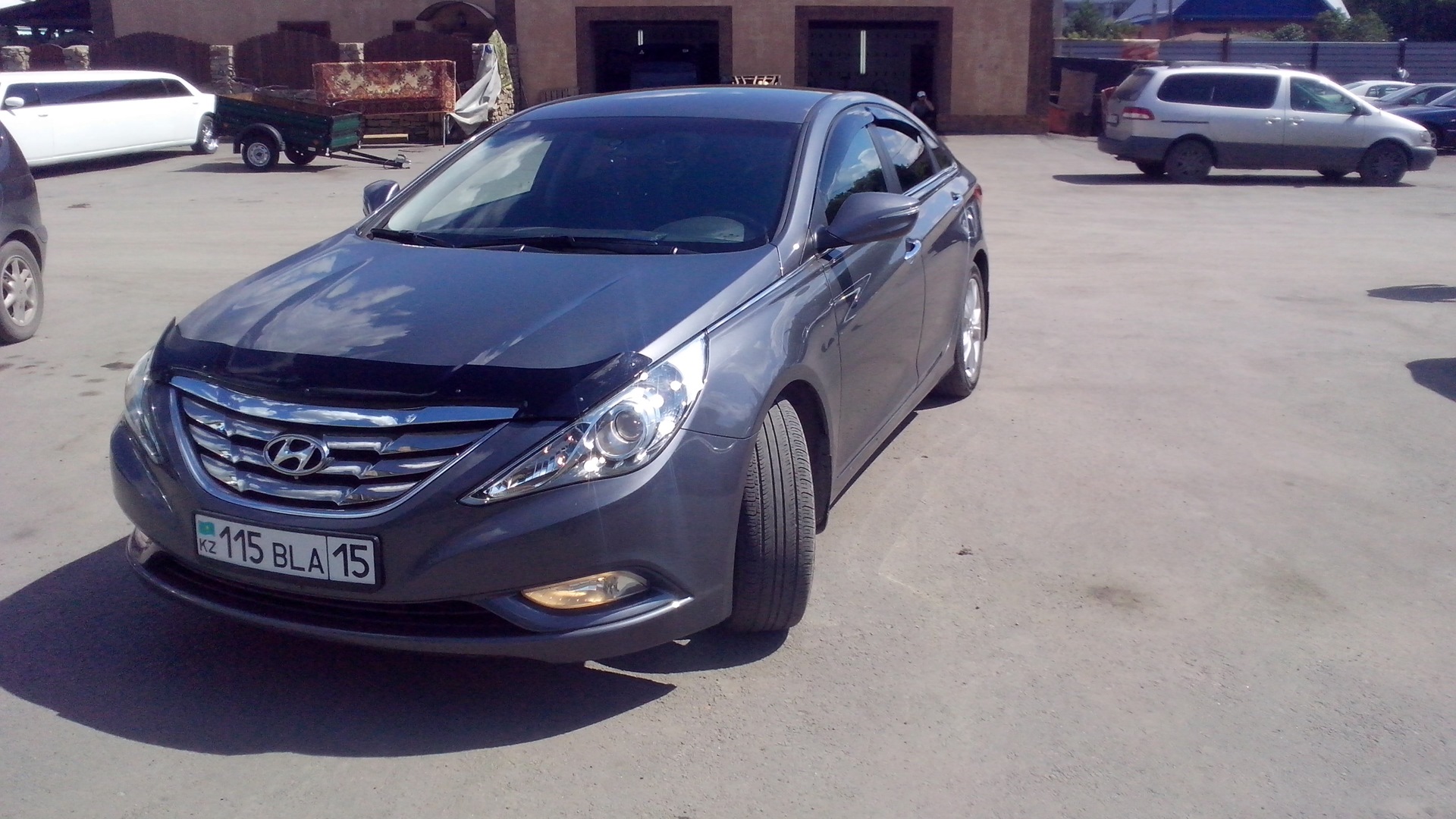 Соната цветов. Hyundai Sonata серая. Хендай Соната 2012 серый. Антихром на Sonata YF. Хендай Соната серый цвет.