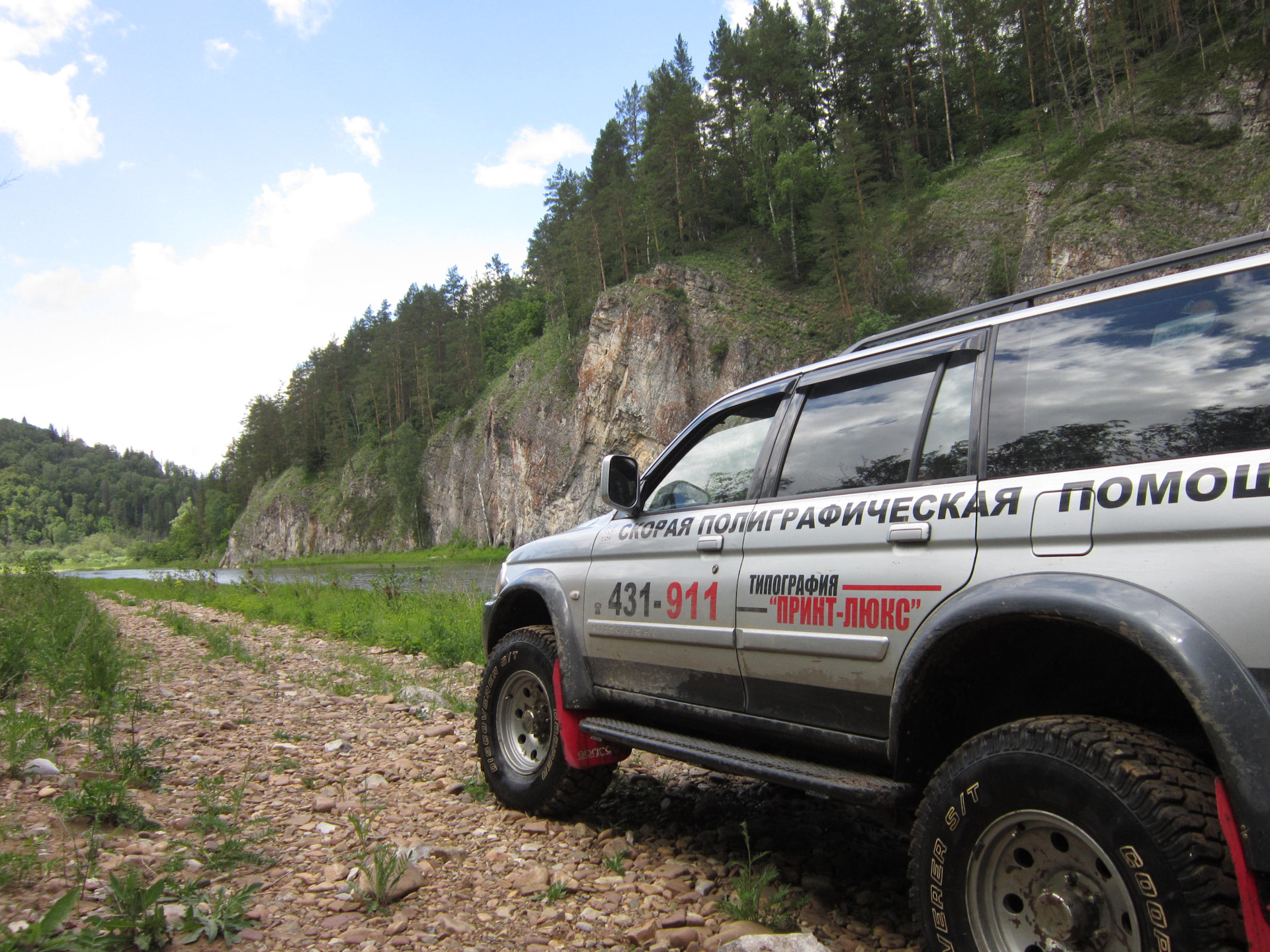 Паджеро спорт 1 стекло. Паджеро спорт 1 полиция. Pajero Sport 1 химчистка. Pajero Sport 1 идеал. Mitsubishi Pajero Sport 1 на фоне моря.