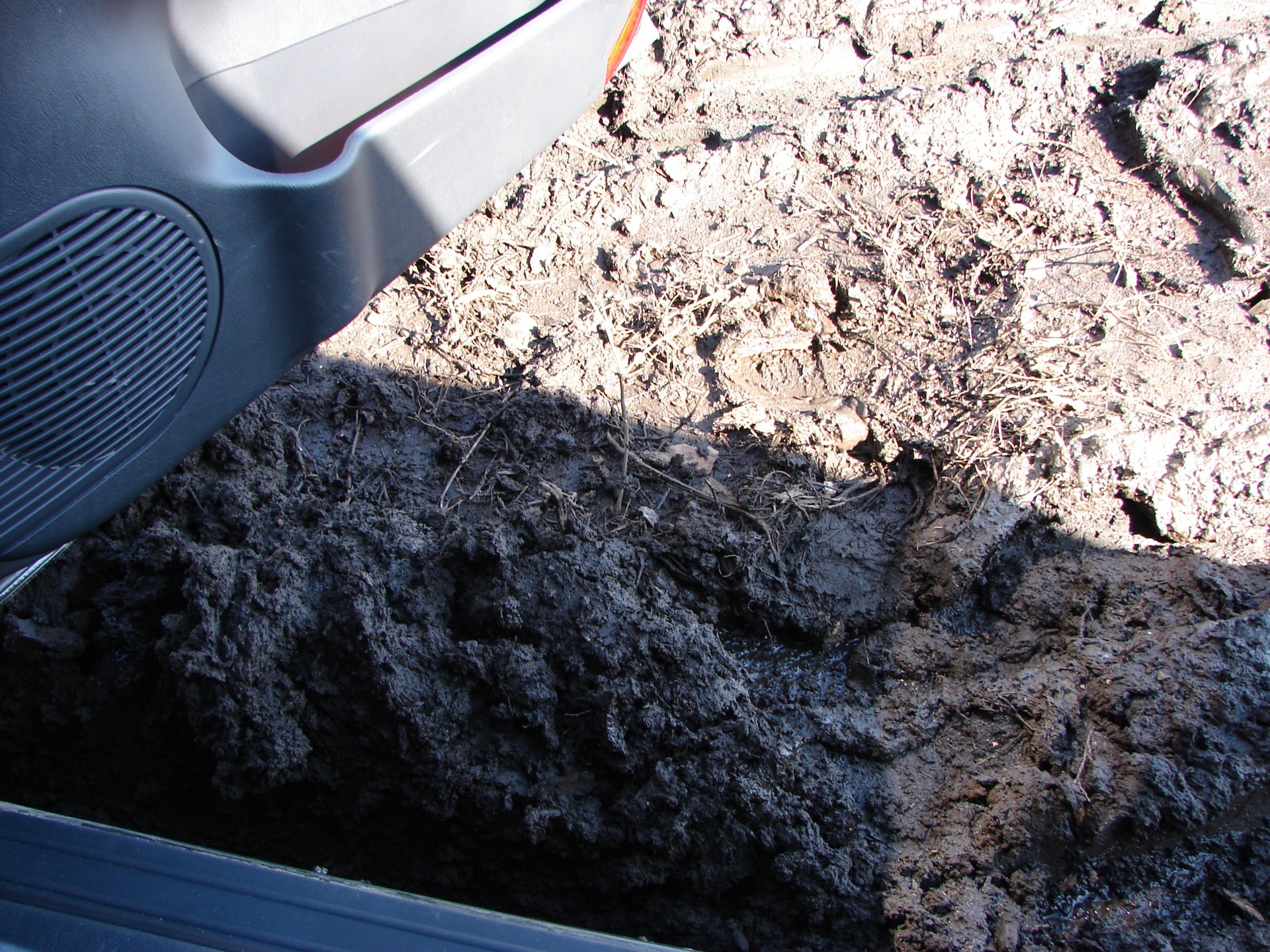 джили монжара тест драйв по грязи. тест грязь. шевроле трейлблейзер 1 на бездорожье. ленд ровер эвок на бездорожье. тест грязь.