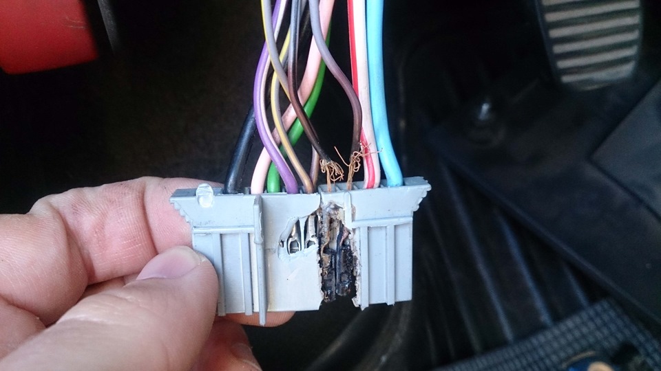 Автомобильный разъем 2pin suzuki. Окисленный разъем авто. Провода динамиков вектра б. Разъём obd 2 ваз 2112. Где найти разъем.